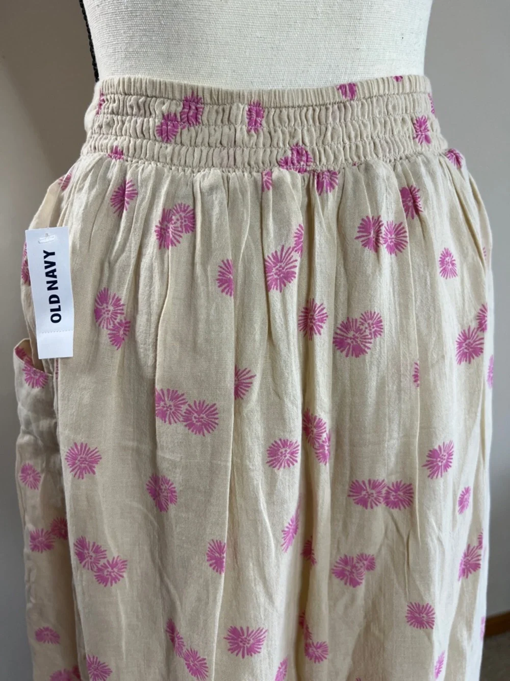 🧴🥯🎀👛Cream Midi Skirt with Pink Floral Print